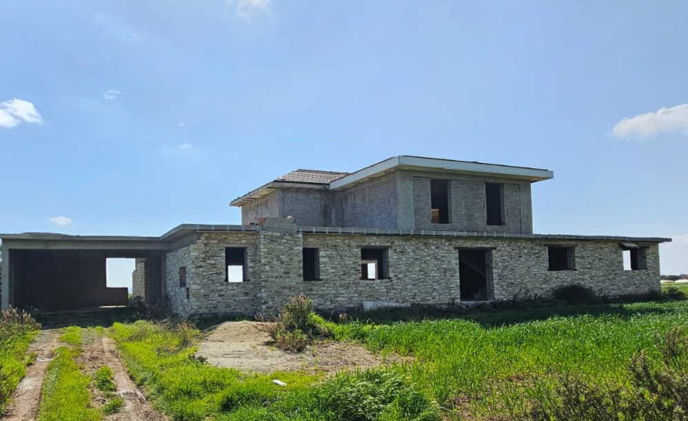 incomplete-5-bedroom-house-on-the-seafront-for-sale-in-mazoto-CY2395