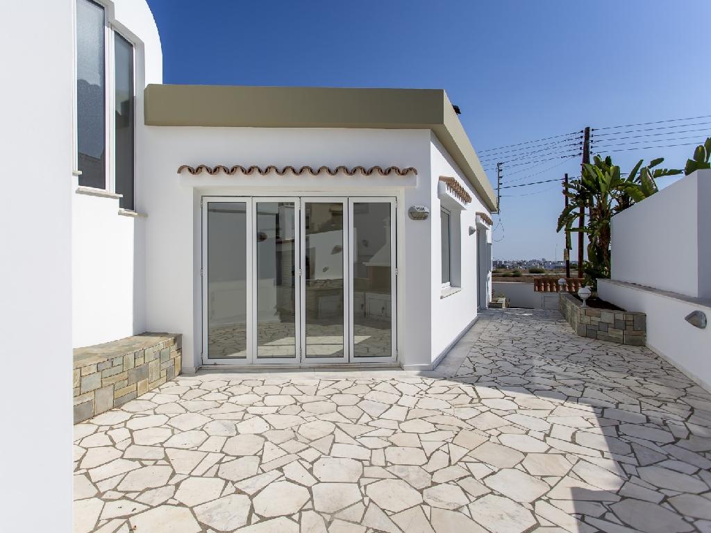 detached-split-level-house-in-larnaca-district-CY2202