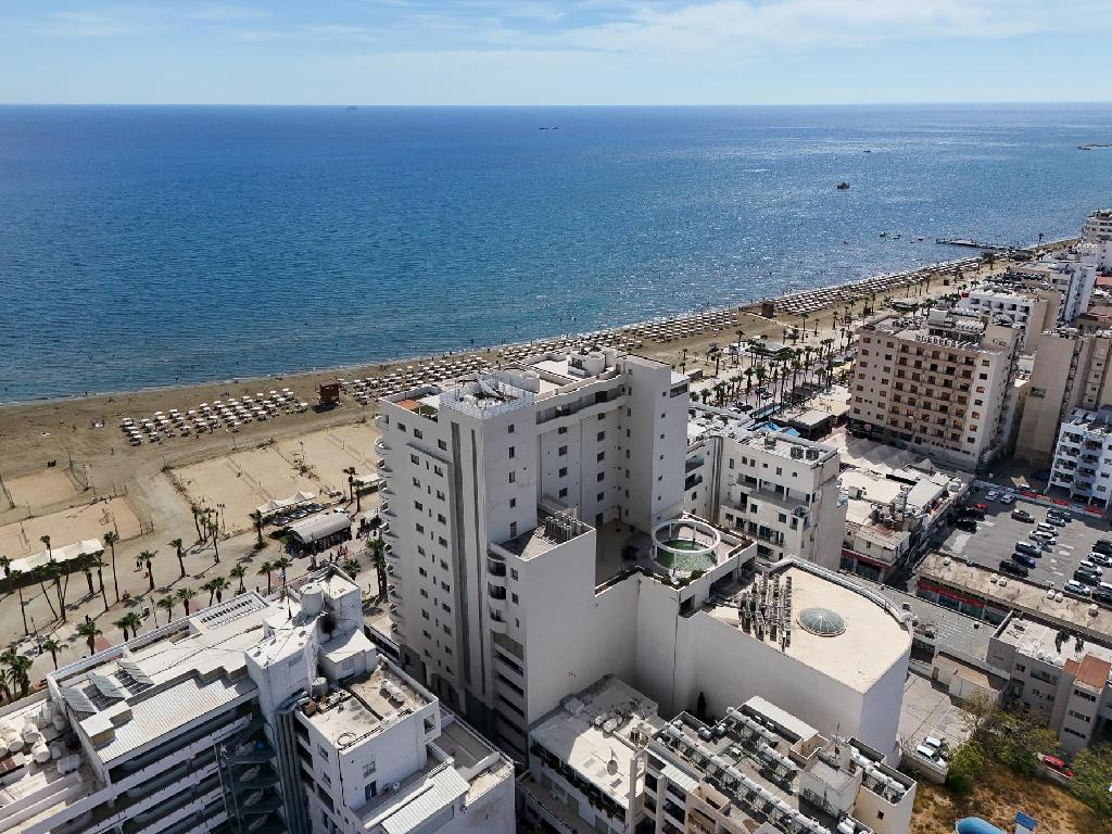 two-bedroom-apartment-for-sale-in-finikoudes-larnaca-CY2497