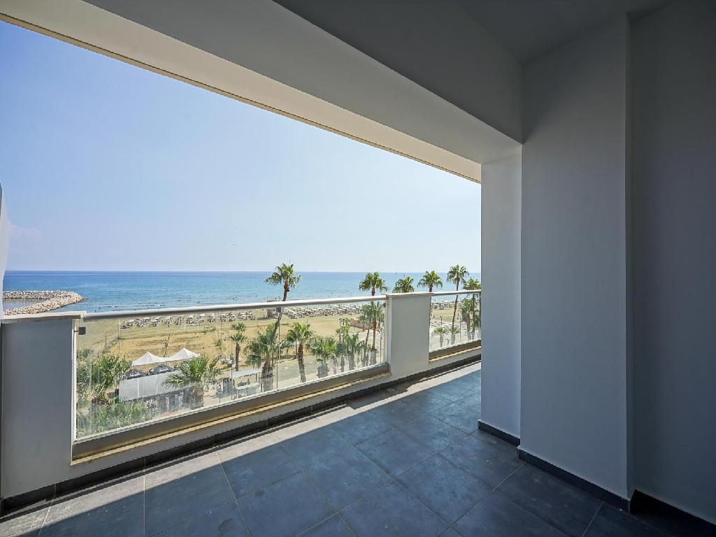 two-bedroom-apartment-for-sale-in-finikoudes-larnaca-CY2497